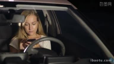 一个夏天，正坐在驾驶座上用手机上网的金发美女